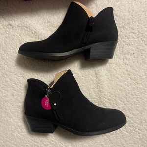 Women’s ‘SO’ black booties size 8 NWT never work in original box